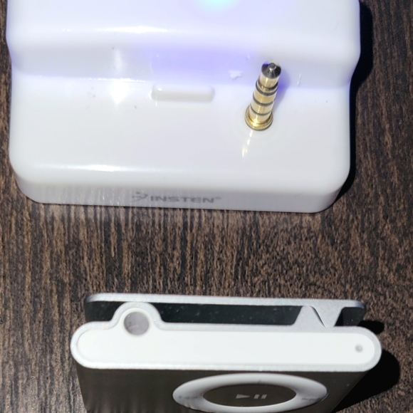 Apple iPod Shuffle A1204 Silver 2nd Gen. 1GB And Charger! - Picture 7 of 9